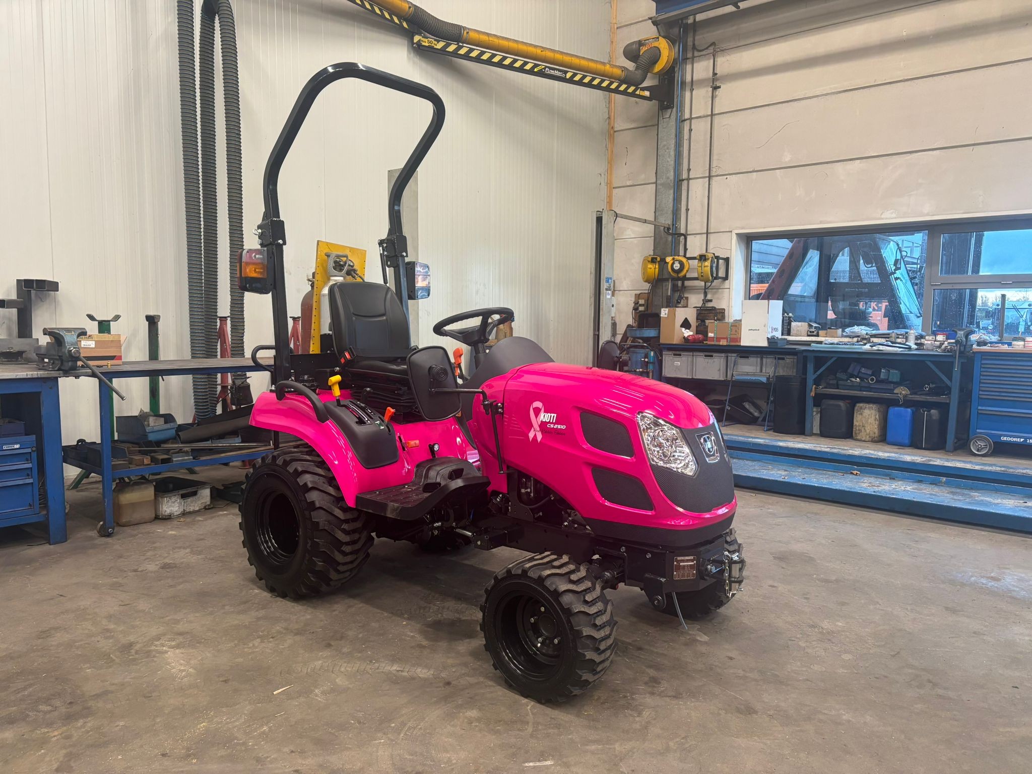 Veiling roze Kioti-tractor tijdens Agribex